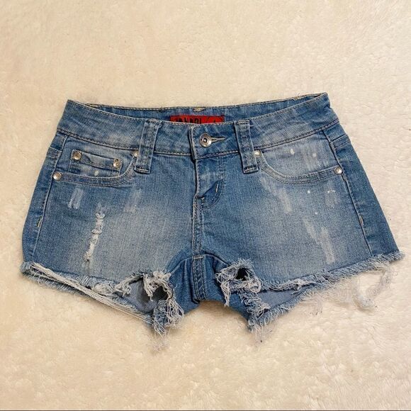 ZANADI LIGHT-WASH DENIM SHORTS SZ 1🔥 - Picture 1 of 3